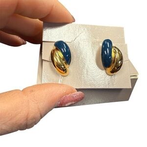 Avon “Classic Contour” Goldtone and Blue clip Earrings NIB 1988